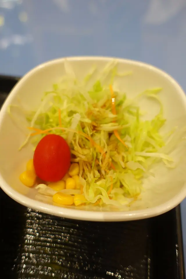 切幼絲的生菜容易入口，配柚子沙律醬，相當開胃！