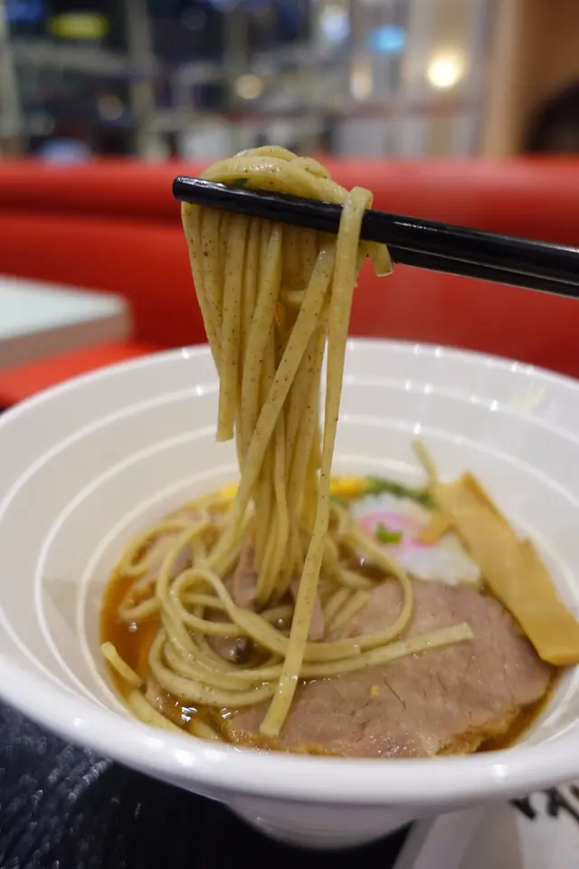 海藻烏冬頗有咬口，掛湯度也不錯！