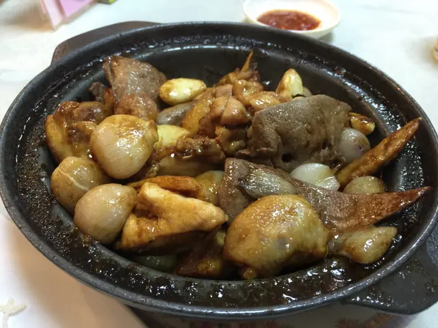 這啫啫雞比一般的更有鮮味。比較之下,豬潤便有點老, 只是倍襯的綠葉, 抑或這是特別的製法,是曲高和寡?