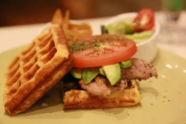 蔓越莓格仔餅 – 配雞扒及牛油果