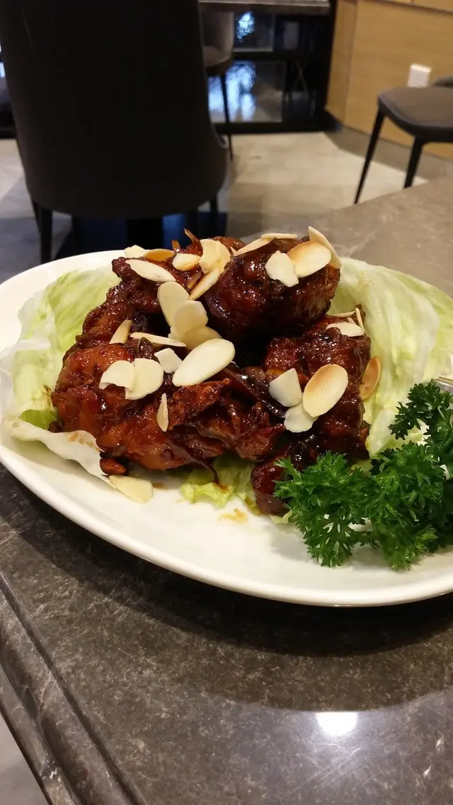 小份也有六件左右的脆雞，上面灑了杏仁片，大添香氣嚼感