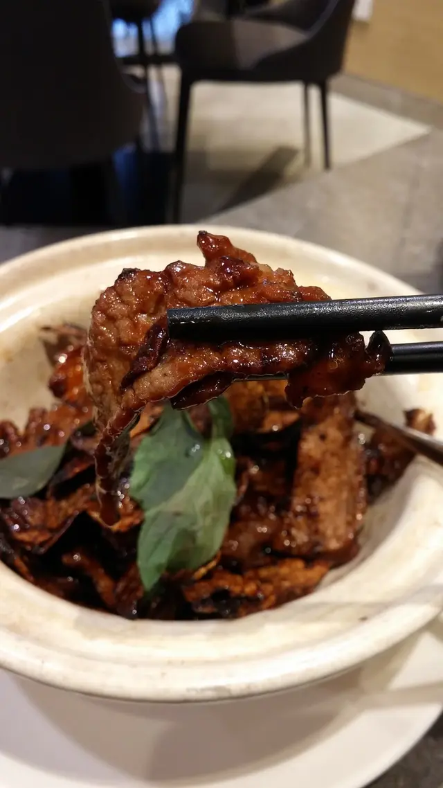 彈性滿滿，卻沒有以往食鴕鳥肉時的腥臊，不失肉味嚼感，而鹹中帶甜涮嘴得很