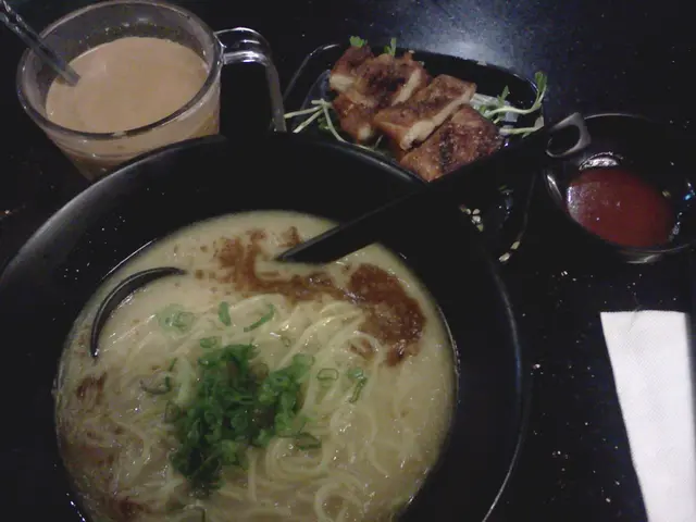 午餐套餐：黑蒜油豬骨湯底拉麵配照燒雞扒及奶茶