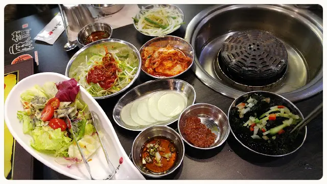 一坐下, 還沒落單, 店員已即時奉上一碟碟的韓式前菜和醬料, 效率非常之快。