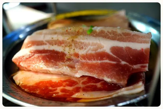 套餐有霜降牛肉120g, 新麻蒲秘製牛五花肉150g, 新麻浦護心肉150g, 新麻浦五花肉150g。