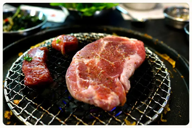 大大塊的黑毛豬肩肉, 雖然厚身, 但燒的過程將脂肪迫出來, 所以燒過後不但沒有太油膩口感, 豬肉味更加香口彈牙。 好味!