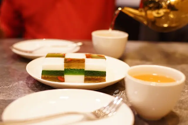 糕點有桂花、班蘭、椰子味，好似朱古力出奇蛋咁滿足你三個願望