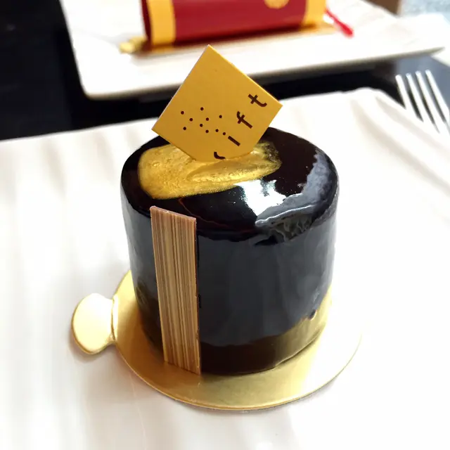 Sift  chocolate  cake