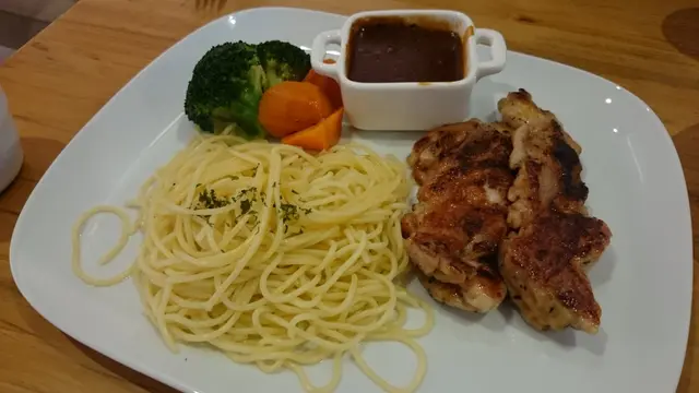 香煎雞扒配黑椒汁（配意粉）