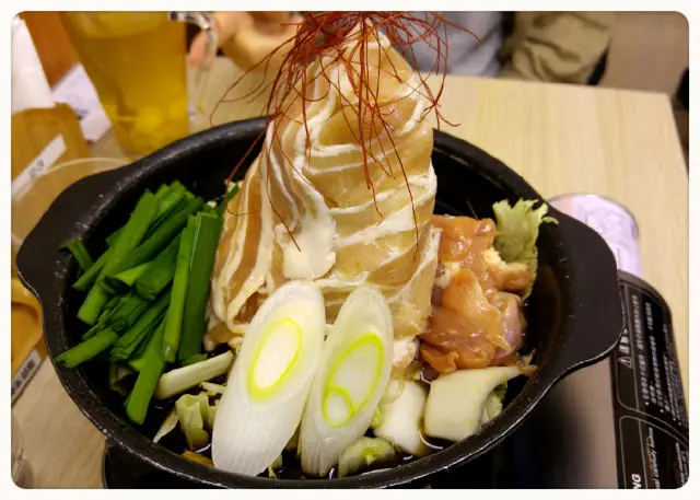 配料除了一座小山的豚肉外, 還有雞肉, 韮菜, 芽菜, 蔬菜和大蔥。