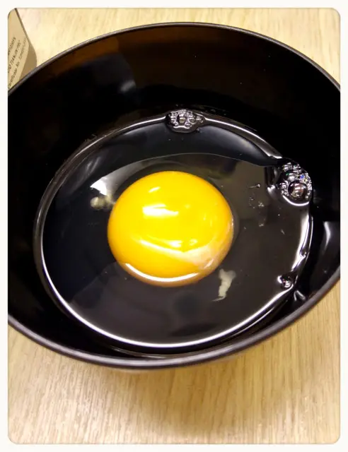 食店也附上一隻生蛋, 不過為免肚痛, 還是加進鍋中一同煮熟較為穩妥。