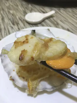 厚厚的元貝, 從中間切開一半蒸熟, 肉質嫩滑, 味道鮮美。