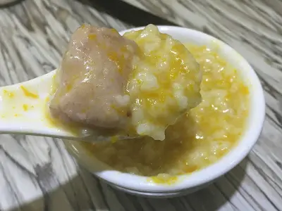 粥底的味道比我預期好很多, 吃到海鮮的鮮甜味道, 而因為南瓜比較多, 南瓜亦是甜味的, 所以令整個粥呈金黃色, 亦味道甜美討好