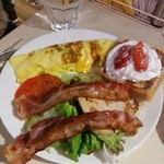 完全係一個超有 Heart 既 All Day Breakfast, 有別於一般, 老闆用左黑毛豬 Bacon, Turkey Breast, Strawberry Waffle 代替多士, 我仲升級去 Cheese Omelet 代替炒蛋, 得兩個字, 超正!!