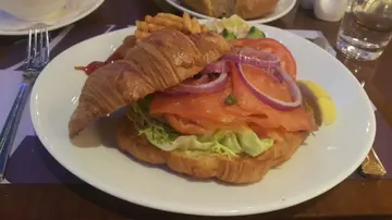 煙三文魚牛角包