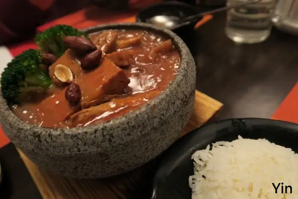 自家秘制南乳素肉腩石頭鍋