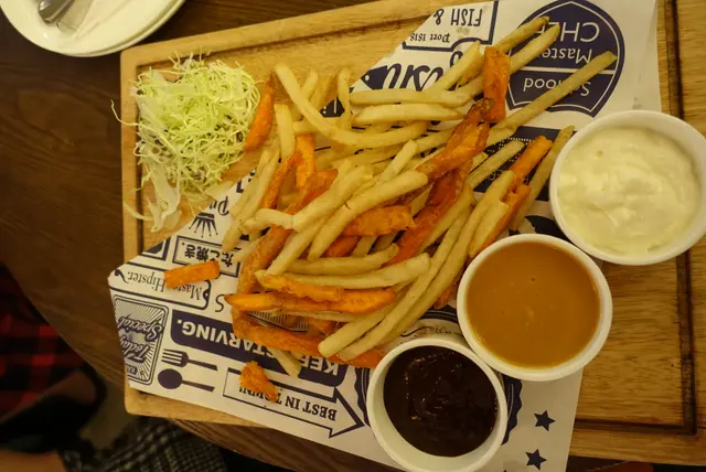 雙重炸薯條配龍蝦芝士醬, 燒烤醬& 蛋黃醬