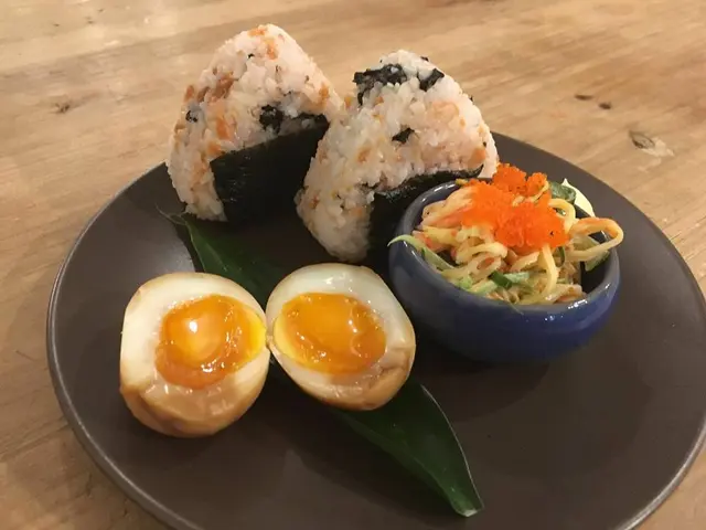 三文魚飯團配沙拉及糖心蛋