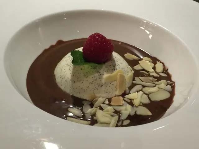 意式奶凍配巧克力湯廚師推介,