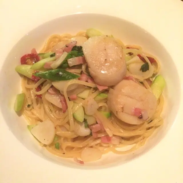 北海道鮮帶子煙肉蘆筍蒜片鮑魚汁扁意粉