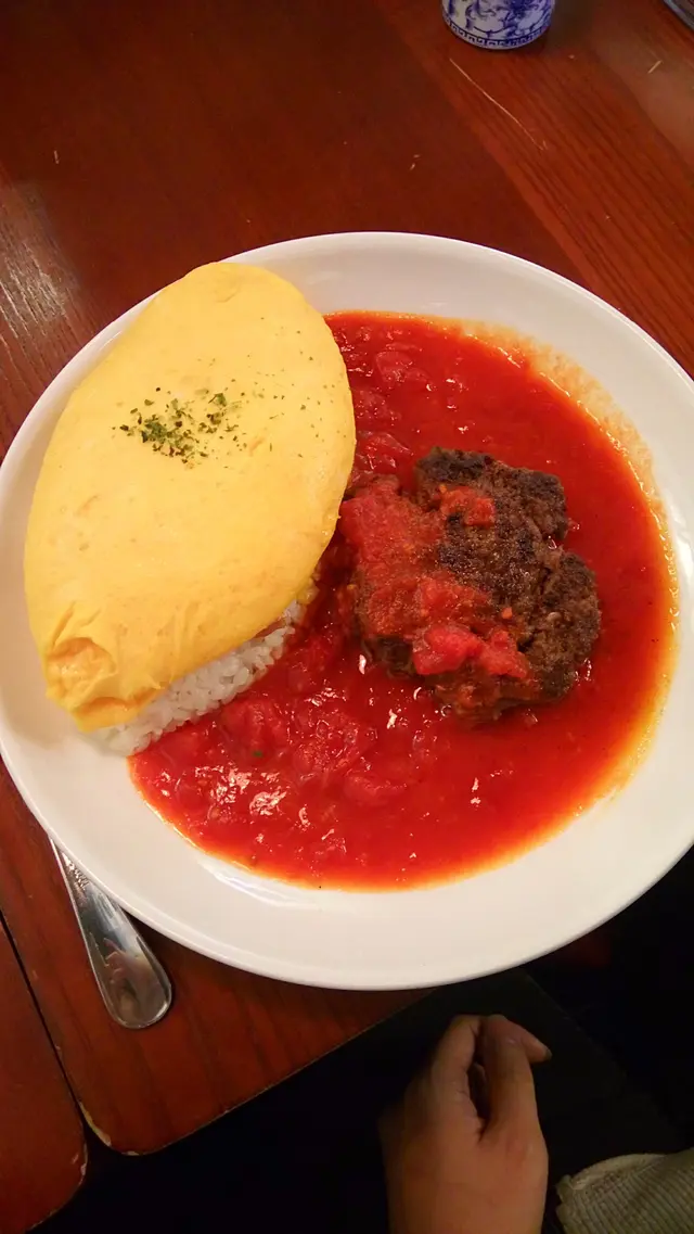 自家製手打漢堡扒熔岩蛋包飯(伴茄汁)