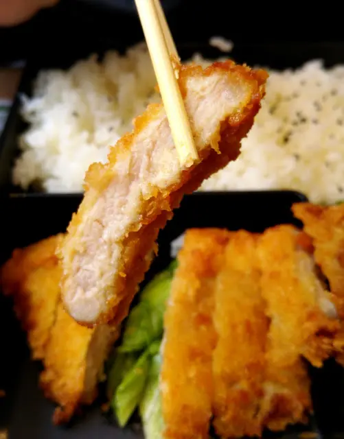 炸漿厚薄度適中而且脆口, 而豬扒沒有雪藏味, 厚身得來肉質鬆軟, 炸後仍保留肉汁