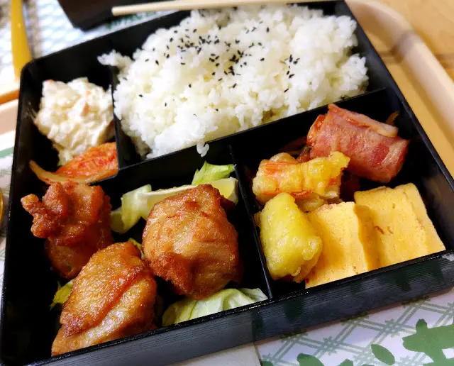 除了有三大舊炸雞, 還有薯仔沙律, 泡菜, 炸蟹柳, 煙肉腸仔卷, 玉子和漬物, 很大堆頭呢!