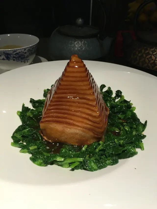 單看手工已經拍案叫絕！真係一層層半肥瘦的魯肉包著裡面的魯旬絲。肉質入口即溶，魯汁亦非常好味！絕對是必點！