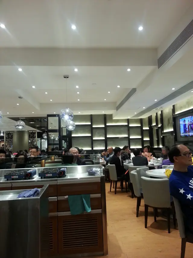 店內座位都唔少，不過門外都經常排長龍。