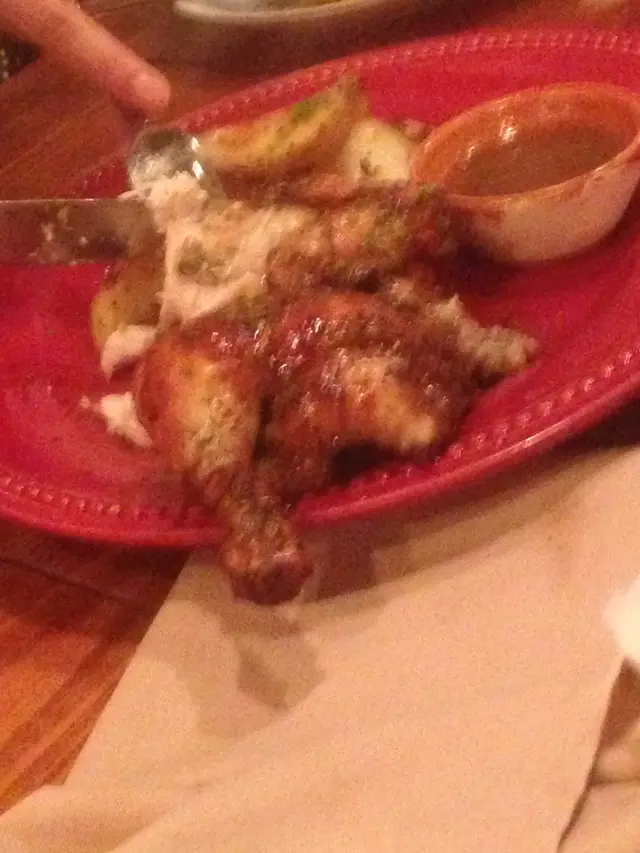 卡坦尼亞式燒雞伴傳統香草馬鈴薯杏桃松子汁