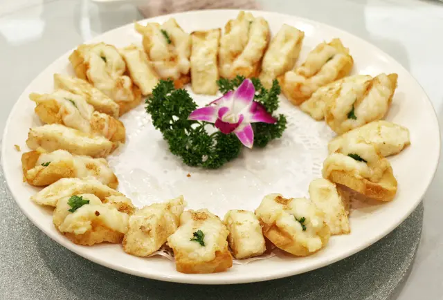 鍋貼大明蝦拼大良鮮奶球