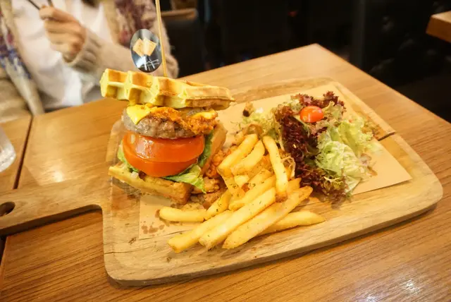 漢堡窩夫伴薯條