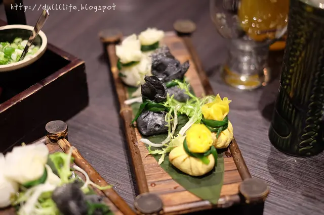 黃色:燒汁牛肉、黑色:墨汁豬肉、白色:鵪鶉蛋