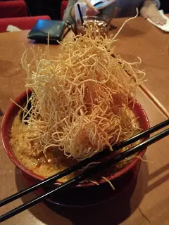 冬蔭湯特色雞肉炸麵