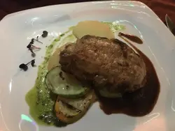 侍应话要7成熟先好食，我地就听佢讲，结果真系几好味㖞，猪肉爽口，内里软，第一次食非全熟猪肉