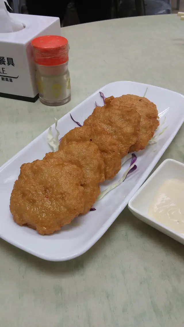 炸得金黃不焦燶，只是拍照都照出來了，表面是油亮亮的