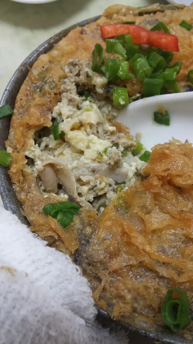 可惜當中漸漸滲出的絲絲苦味就難以抵擋了，結果我們只有吃到面頭的一層