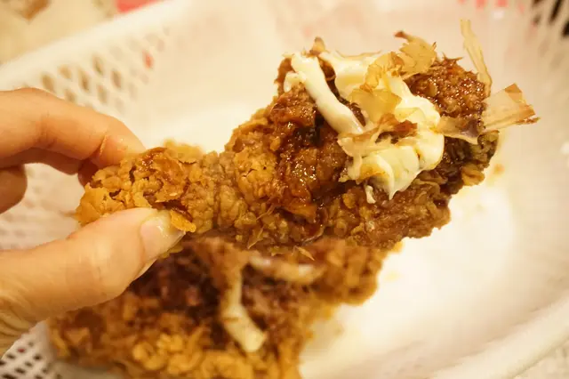 脆雞表面抹上濃甜的大阪燒醬汁,再加上沙律醬和木魚片,令口感更豐富