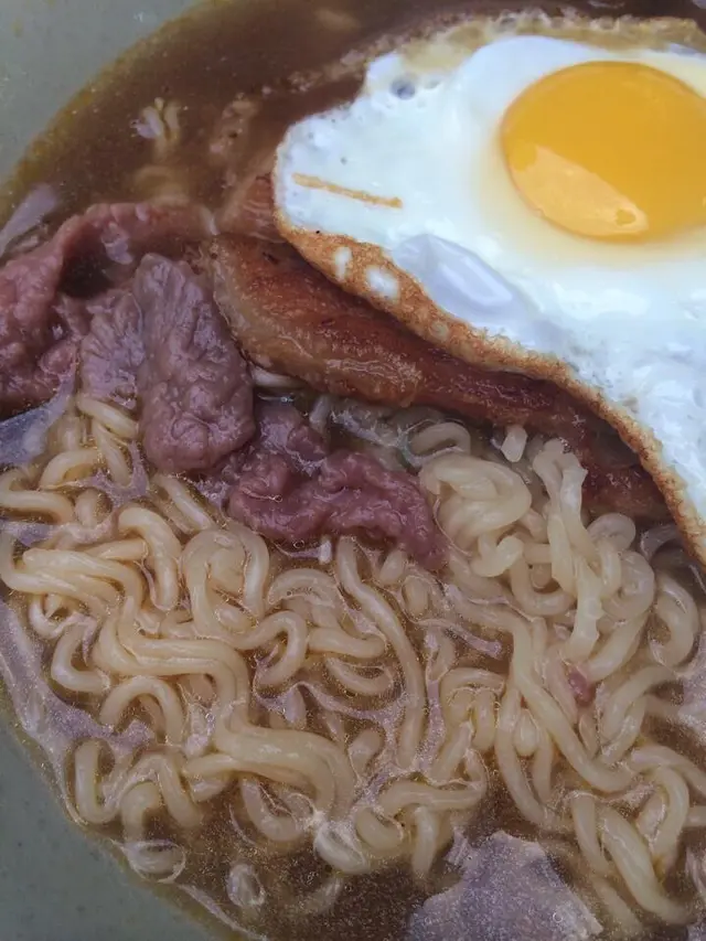 太陽蛋豬扒沙嗲牛出前一丁