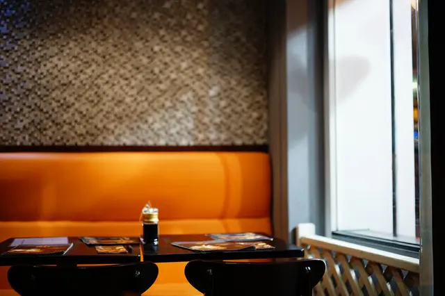 不同凹凸層次嘅積木積,相反座位就用上鮮橙色