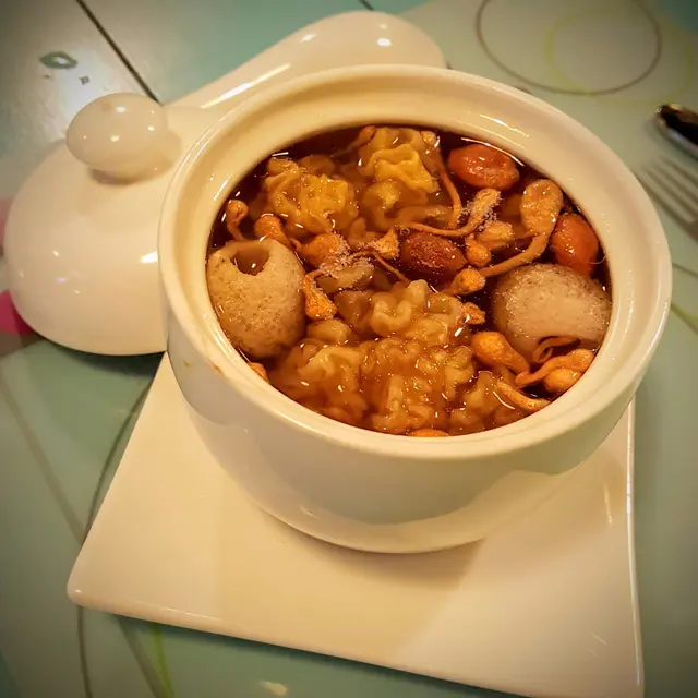 先用青紅蘿蔔煮成的湯,再加入其他材料慢燉而成,用料十足,再用時間慢煮,的確用心。