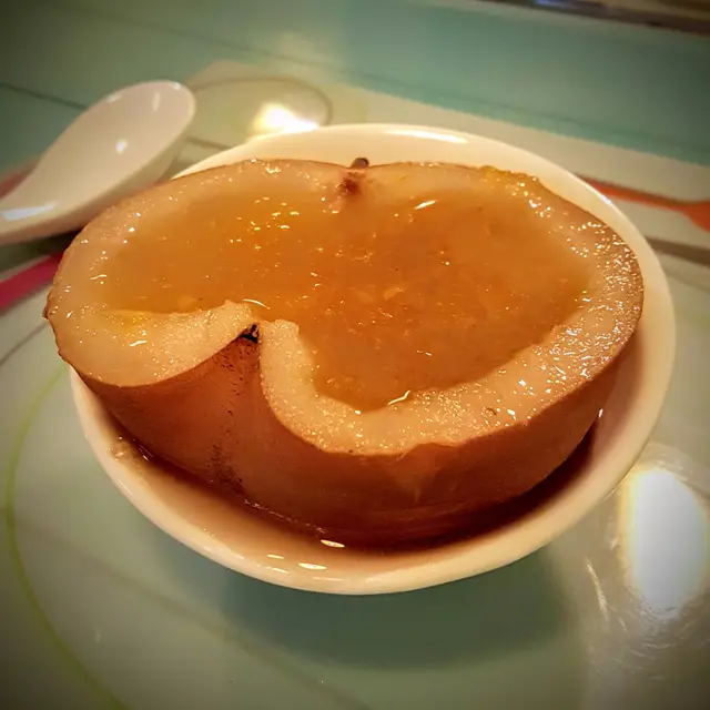 用上半個梨清燉,加上的素燕窩,味道不太甜,帶梨的香味,素燕窩是樹分泌出來的樹膠,煮出來的質感像雪蛤糕,整體十分清潤
