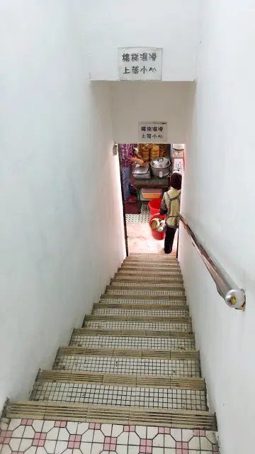 不時要行到梯口監視著