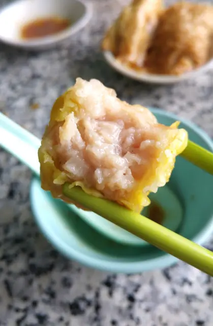 切碎了的豬肉餡中肥豬肉含量很少, 但出奇地香口彈牙