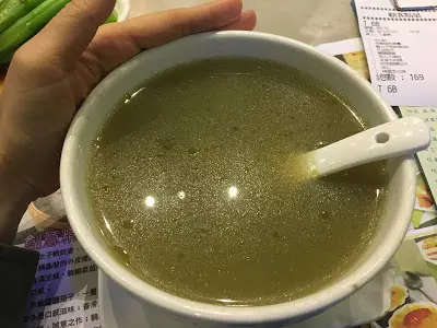 鰂魚味不會太濃, 沒有魚腥味, 以金銀菜(即白菜和菜乾)味為主, 但有魚同煲湯會比較甜。