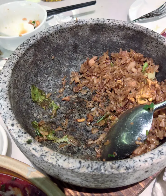 沒油的窩底 - 石頭窩鮑魚雞粒炒飯