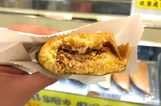 夾著大量花生碎、椰絲和砂糖，傳統的味道。