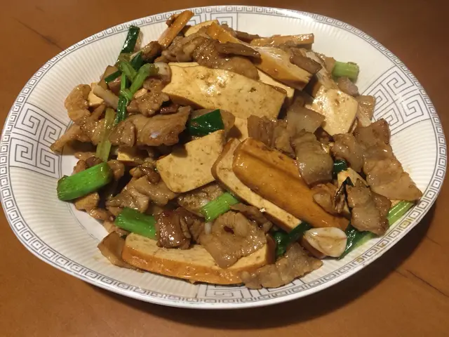 類似回鍋肉炒豆腐乾,但d肉一點都不油膩,反而好彈牙有嚼勁好有咬口,好想知道點樣煑法可以將肥嘅三層肉變咗咁彈牙,好特別嘅口感,第一次食到係咁嘅質感;再加埋d豆乾,令人食唔停,好好味!!