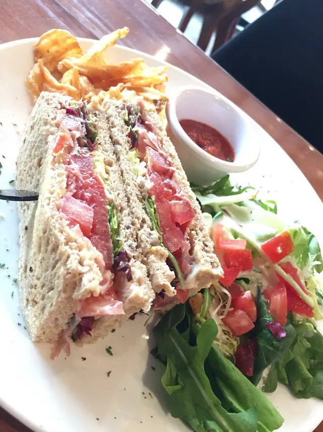 三明治本身不錯，麵包有烘過有少少脆;  蕃茄及蔬菜都很新鮮，巴馬火腿味道很好，但分量可多一點會更好，因為整體有點被蕃茄蓋過了點。附上的沙律是好吃的，但其實與三明治內的配料有點重覆。一個敗筆之處是薯片，不太脆口帶硬，有點失望