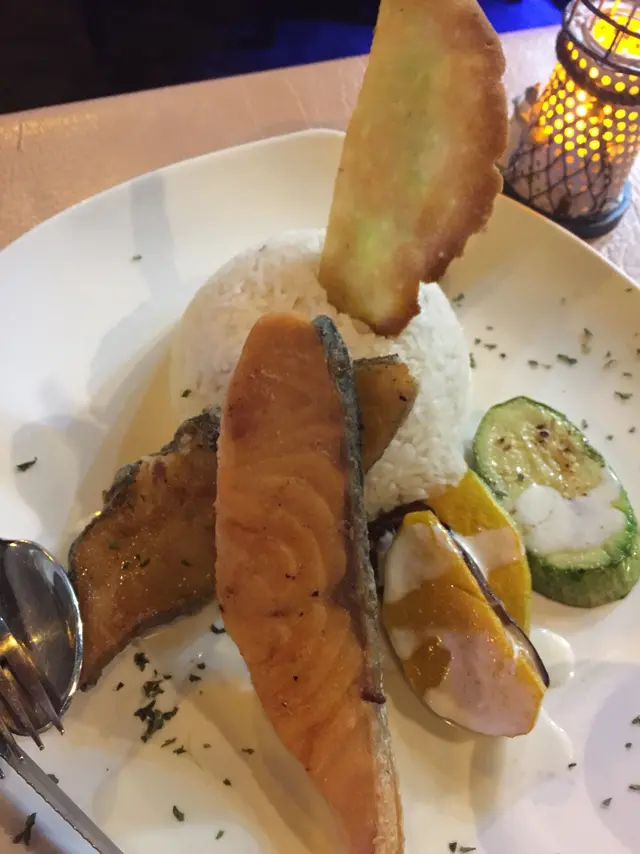 香煎挪威三文魚及比目魚伴白酒忌廉汁